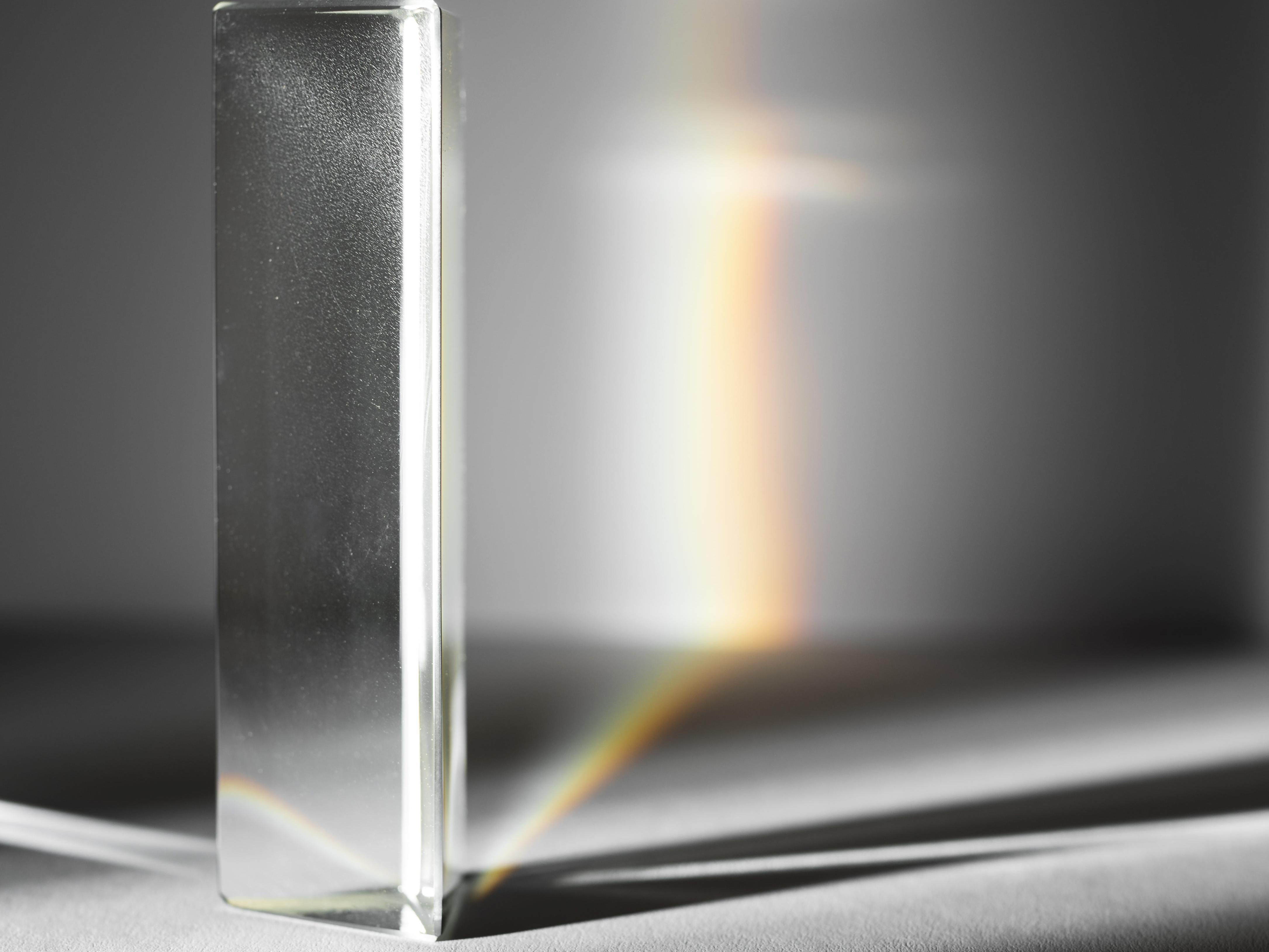 Темперированное стекло в светильниках: что это и почему оно безопаснее?