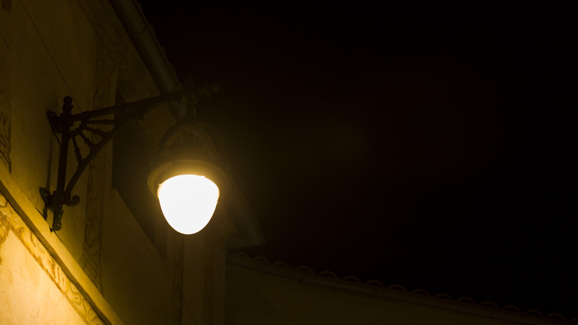 Фасадное освещение: Типы светильников и принципы создания эффектной подсветки зданий.