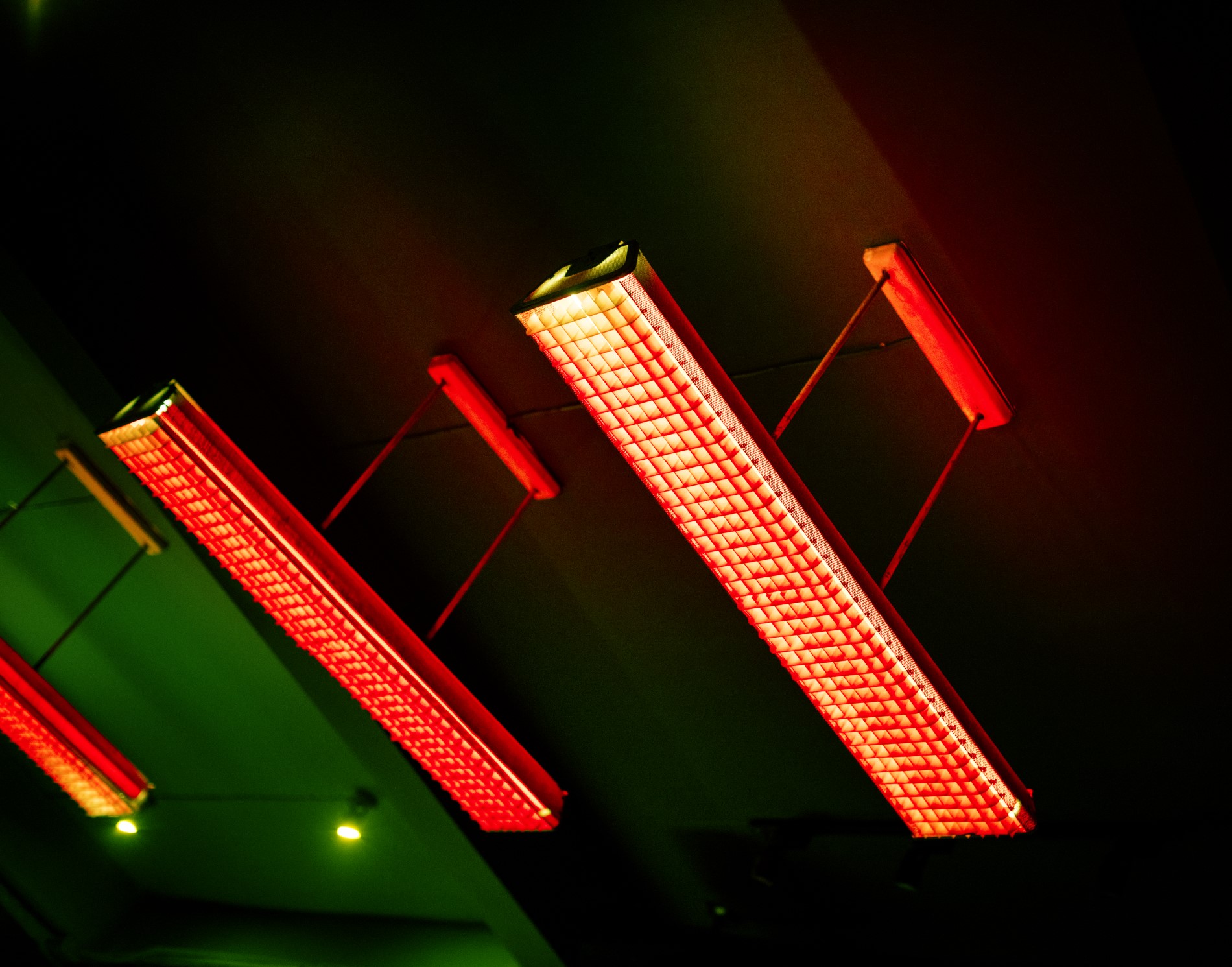 Экономия и безопасность: Почему низковольтные светодиодные светильники 24В/36В выгодны для складов?